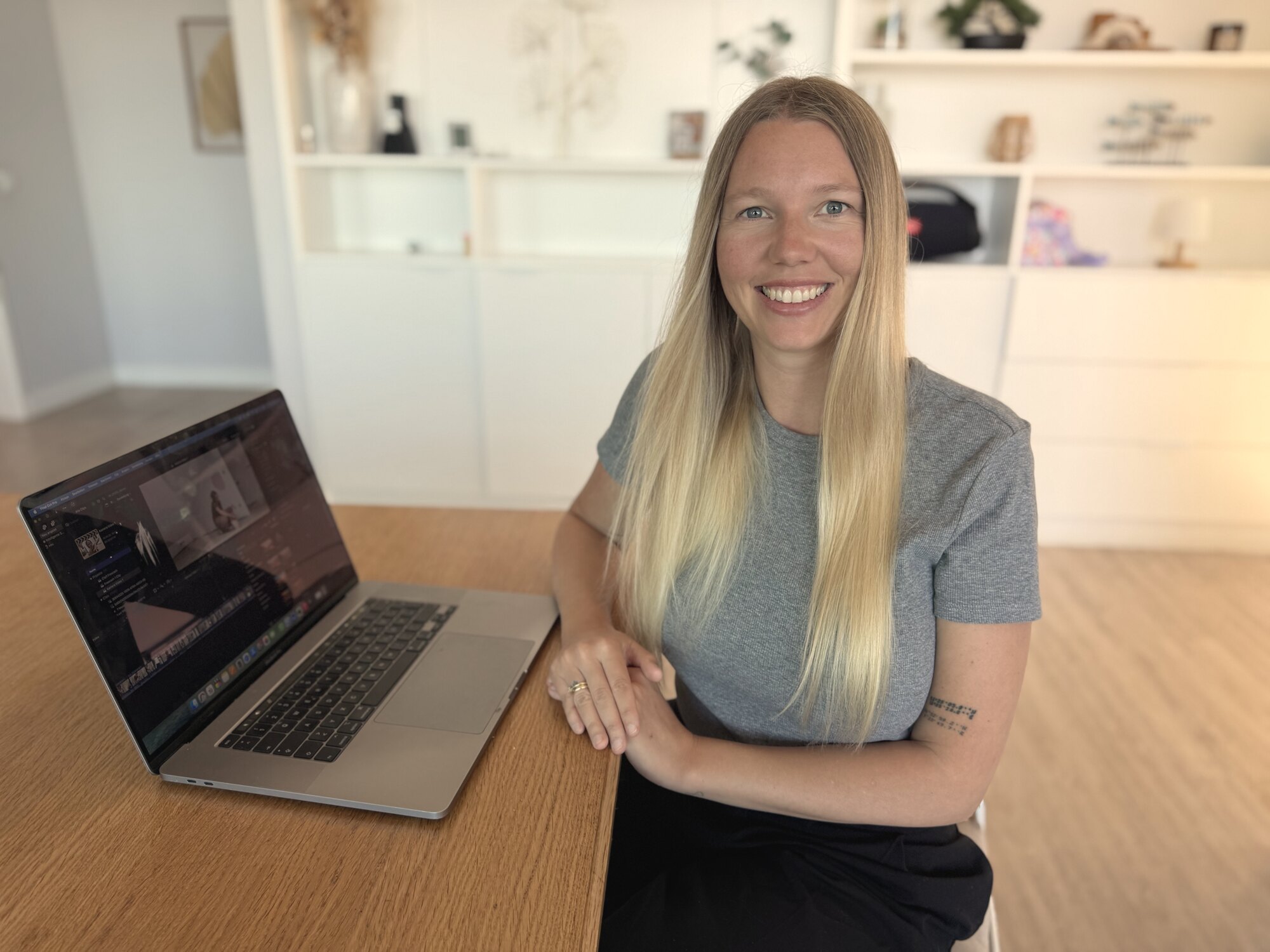 Isabeau an ihrem Arbeitsplatz